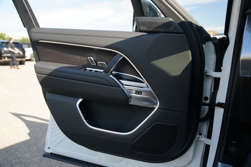 New 2027 Fuji White Land Rover SE image 18