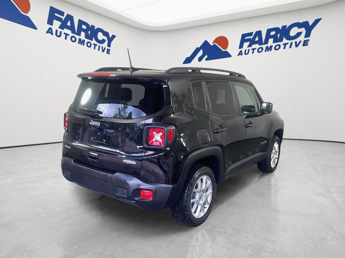 Used 2023 Black Clearcoat Jeep Latitude image 21