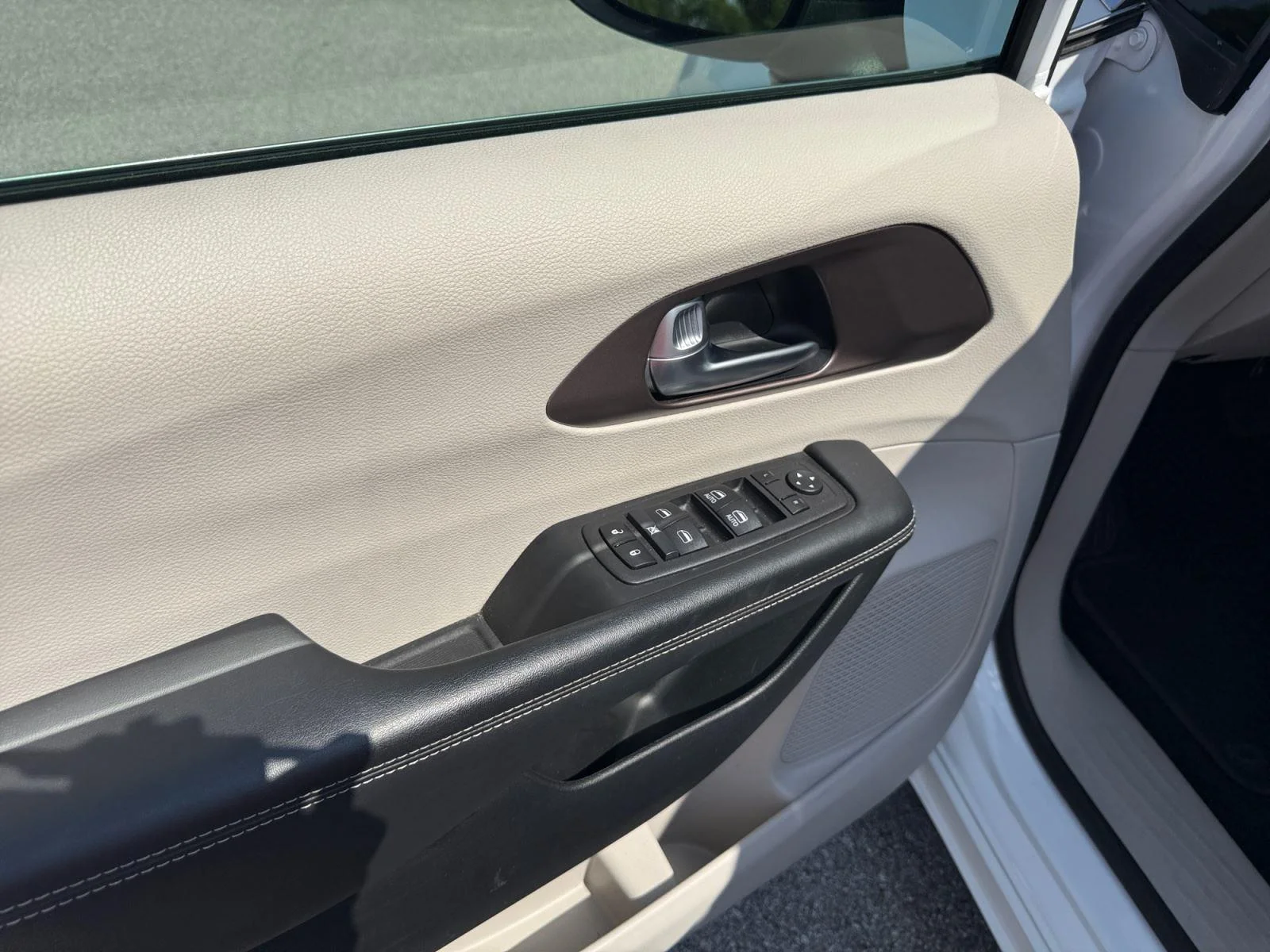 Used 2024 Bright White Clearcoat Chrysler LX image 21