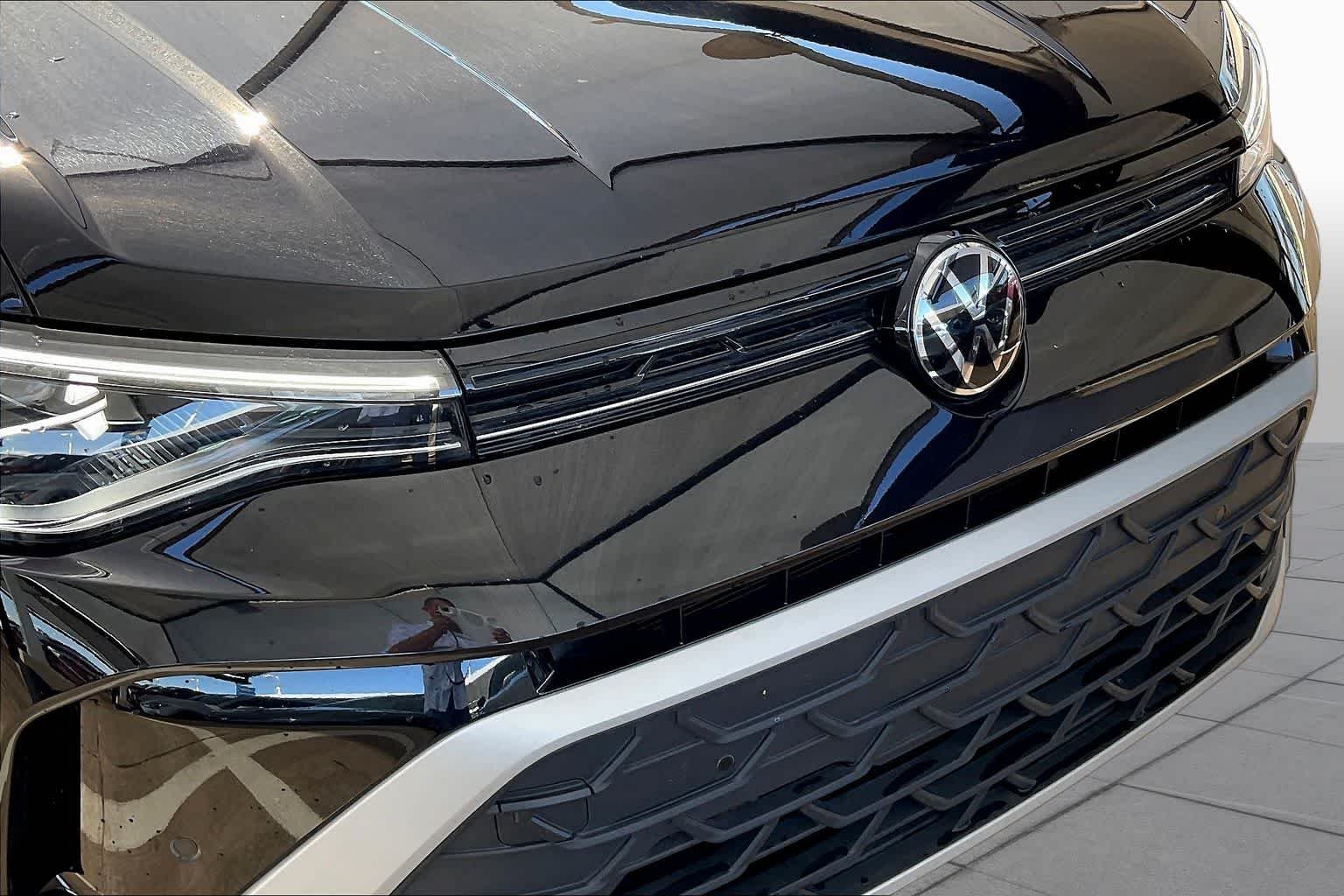 Used 2025 Deep Black Pearl Volkswagen SE image 29