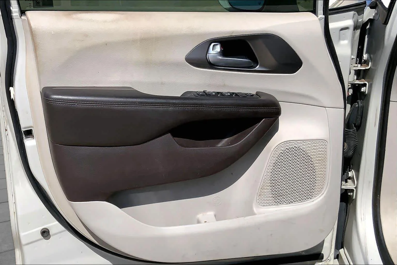 Used 2017 Tusk White Chrysler Touring-L image 18