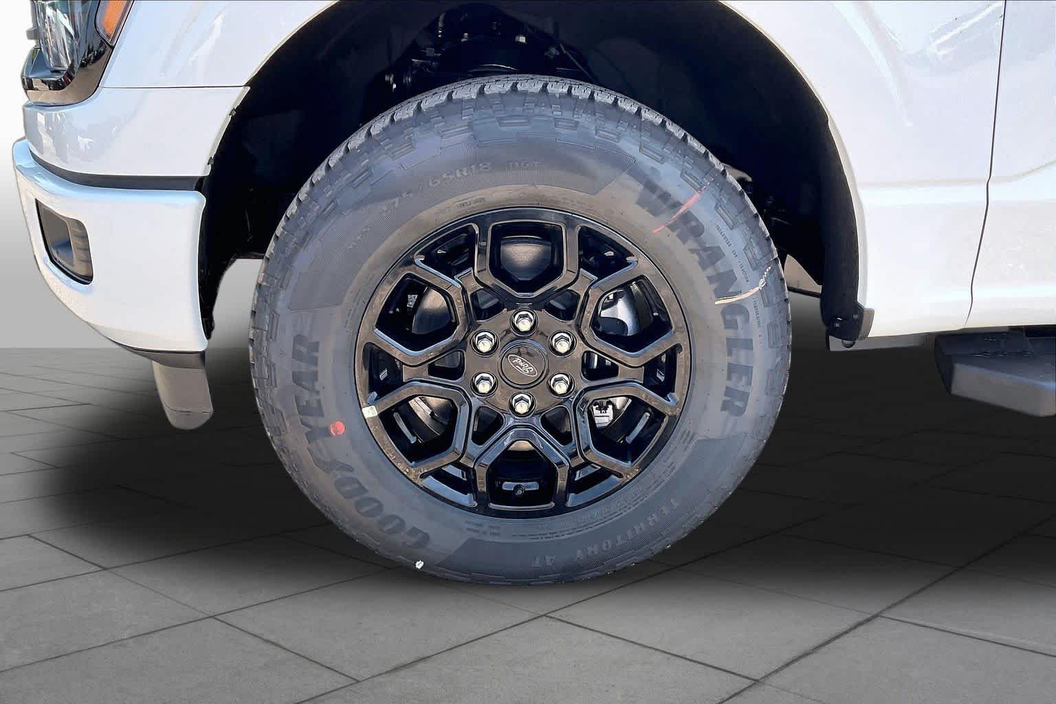 New 2026 Oxford White Ford XLT image 11