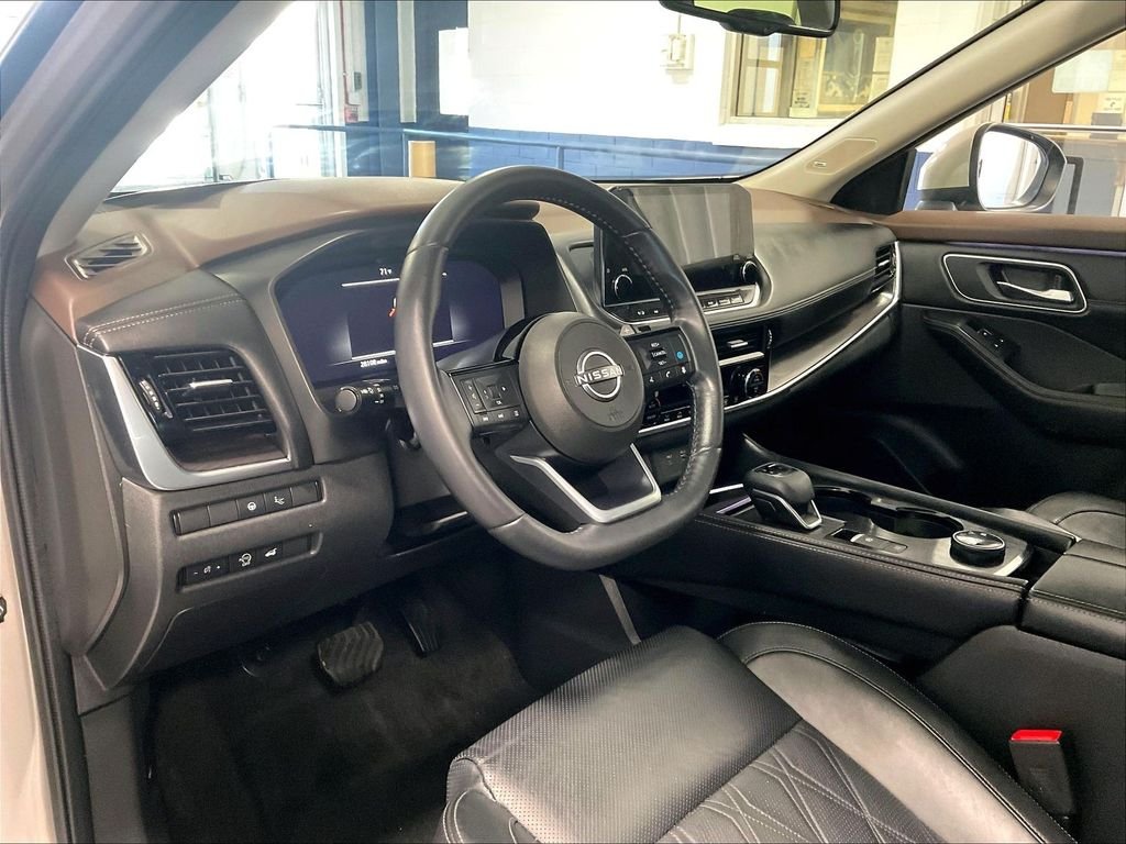 Used 2023 Gold Nissan Platinum image 8