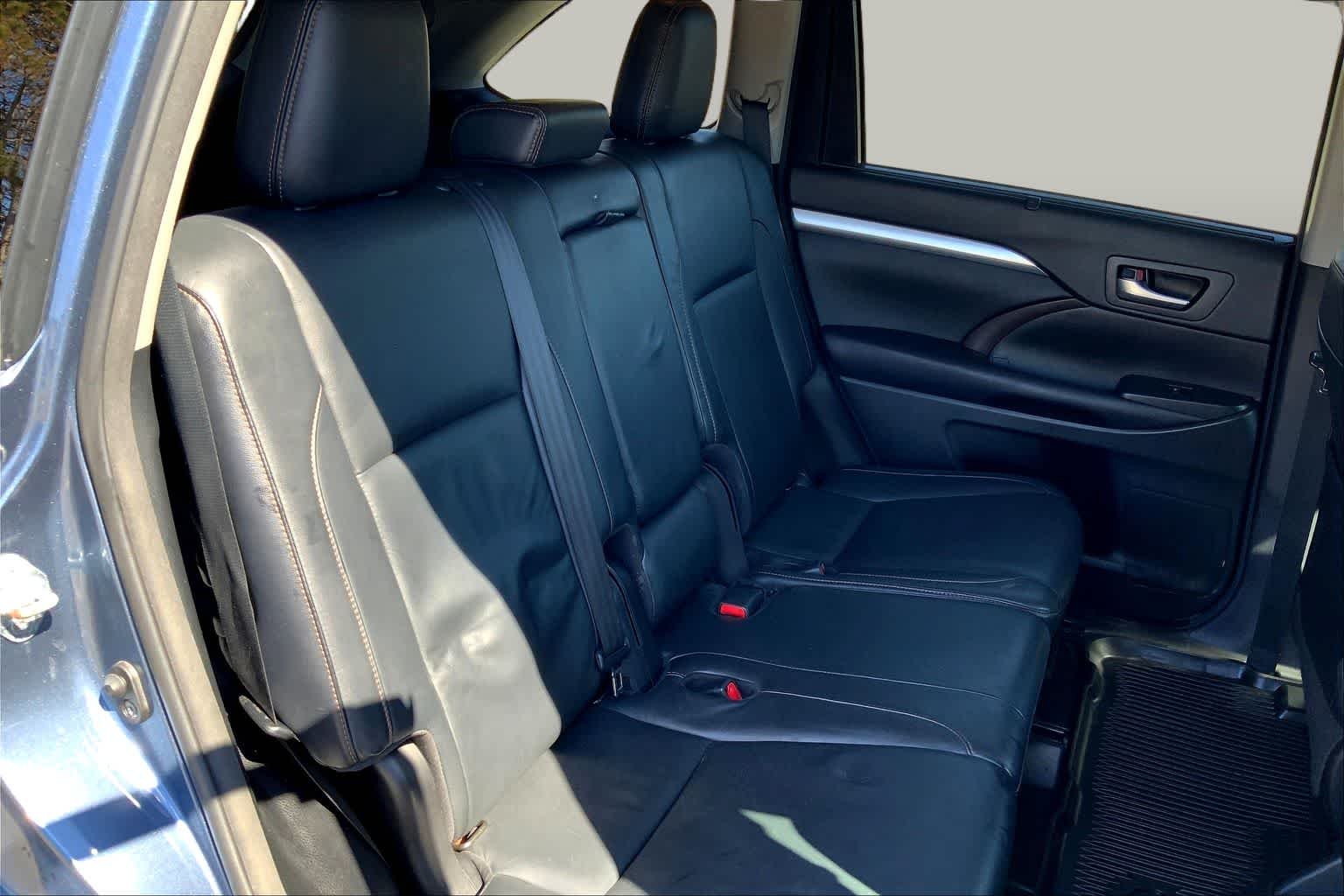 Used 2017 Shoreline Blue Pearl Toyota XLE image 20