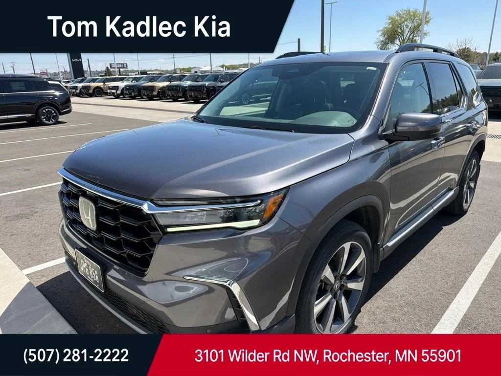 2023 Honda Pilot Touring AWD's photo
