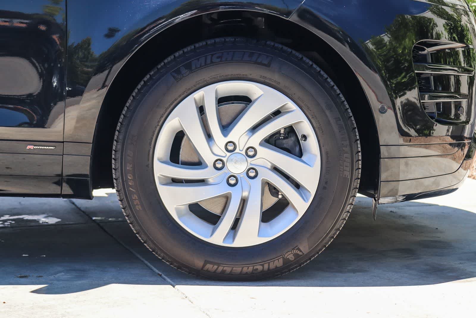 Used 2021 Black Land Rover R-Dynamic SE image 9