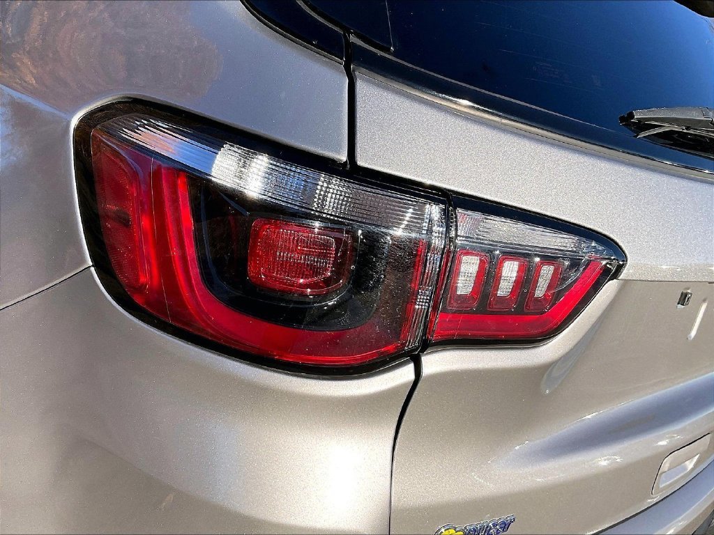 Used 2022 Silver Jeep Latitude image 32