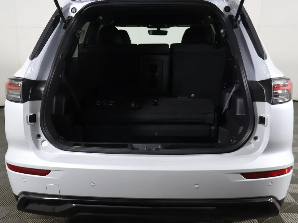 New 2027 White Mitsubishi LE image 16