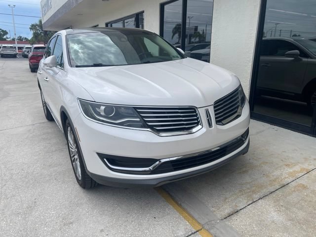 Used 2018 White Platinum Metallic Tri-coat Lincoln Reserve image 2