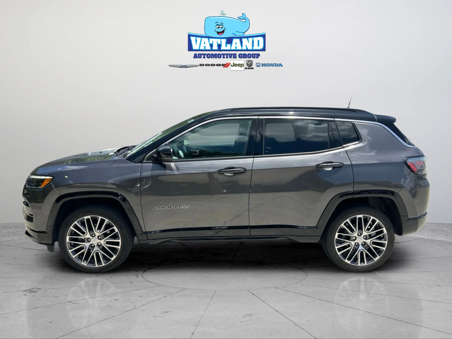Used 2022 Crystal Metallic Jeep Limited image 2