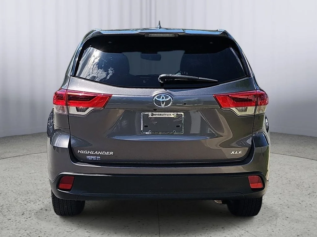 Used 2018 Gray Toyota XLE image 4