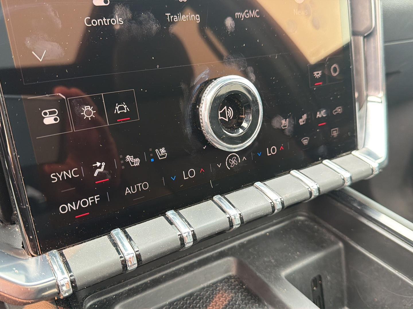 Used 2025 Summit White GMC AWD AT4 image 11