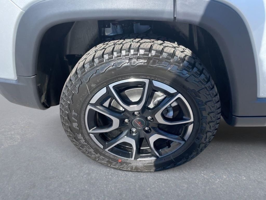 New 2026 Silver Zynith Metallic Clear-Coat Exterior Paint Jeep Trailhawk image 12