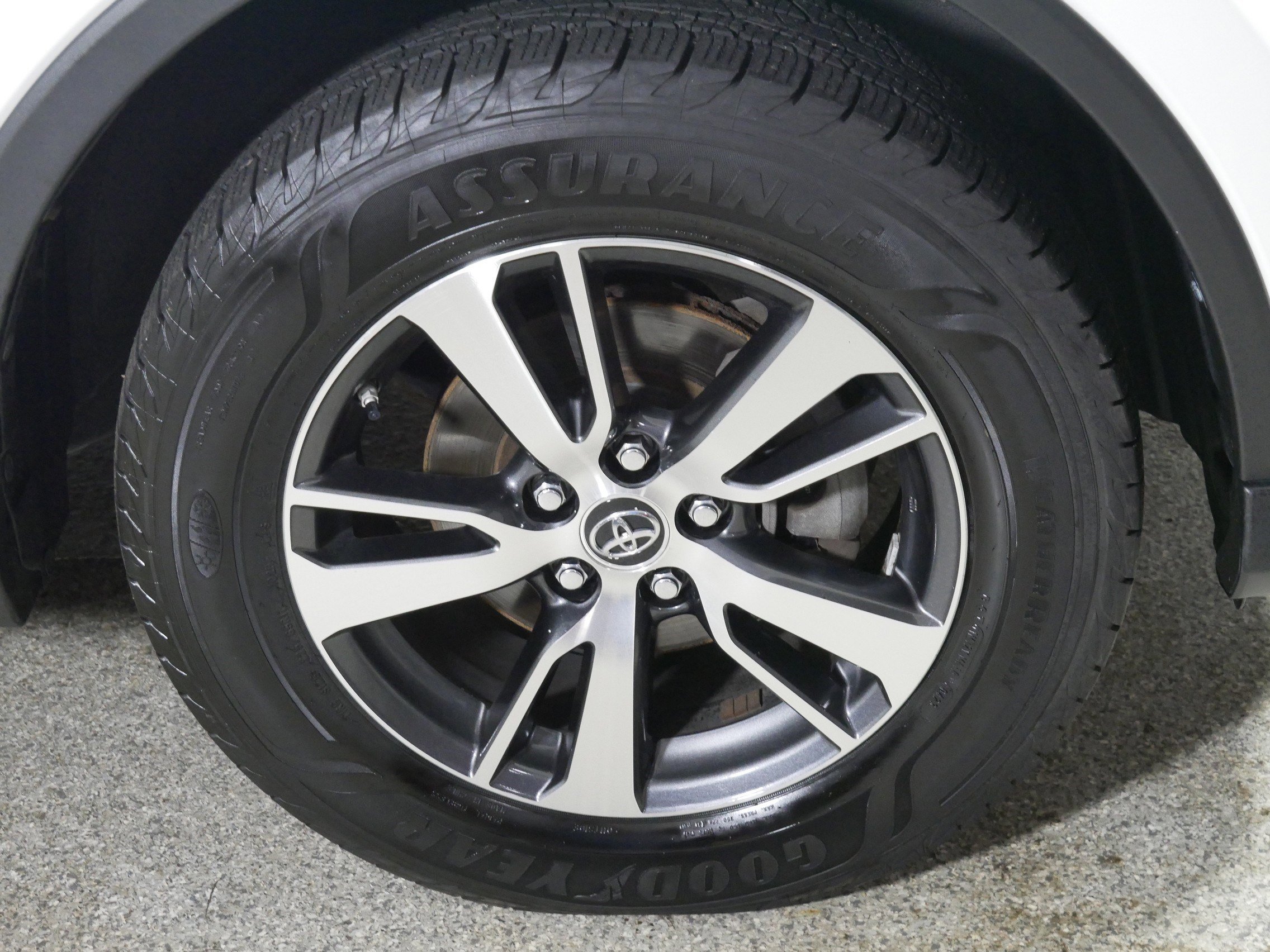Used 2018 Super White Toyota XLE image 15