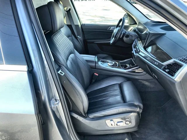 Used 2025 Gray BMW xDrive40i image 26
