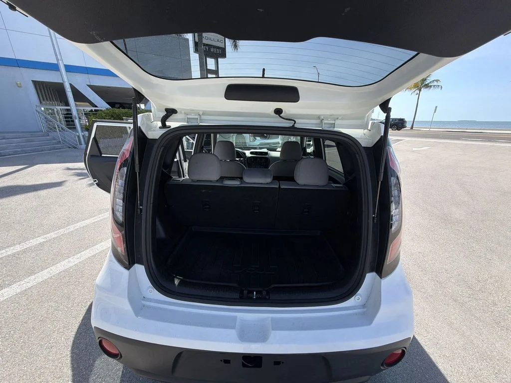 Used 2018 White Kia Base image 33