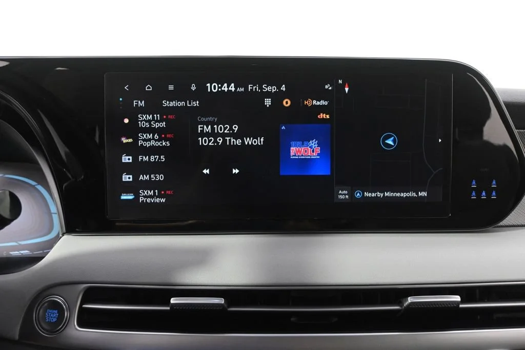 Used 2025 Black Hyundai SEL image 28