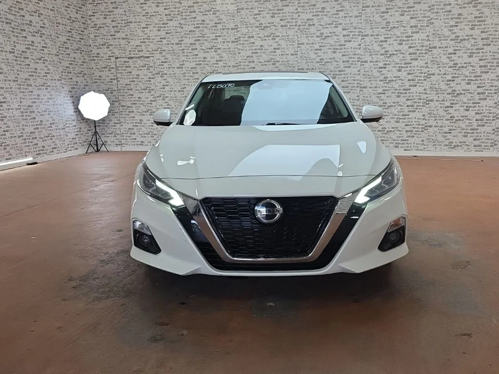 Used 2021 White Nissan 2.5 Platinum image 2