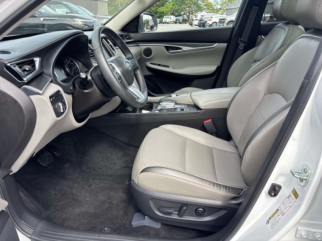 Certified Used 2025 White INFINITI LUXE image 10