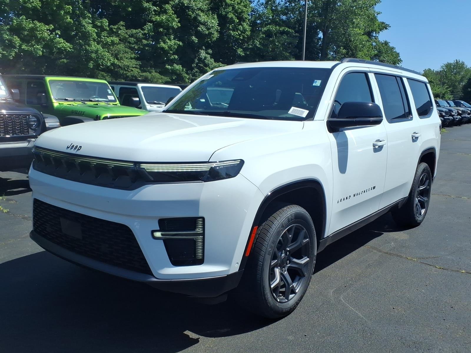 New 2026 Bright White Clear-Coat Exterior Paint Jeep Limited Altitude image 3