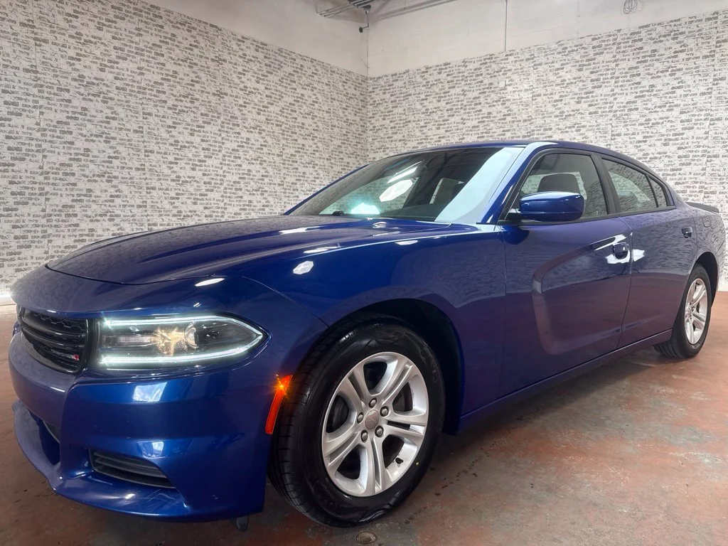 Used 2019 Indigo Blue Dodge SXT image 3