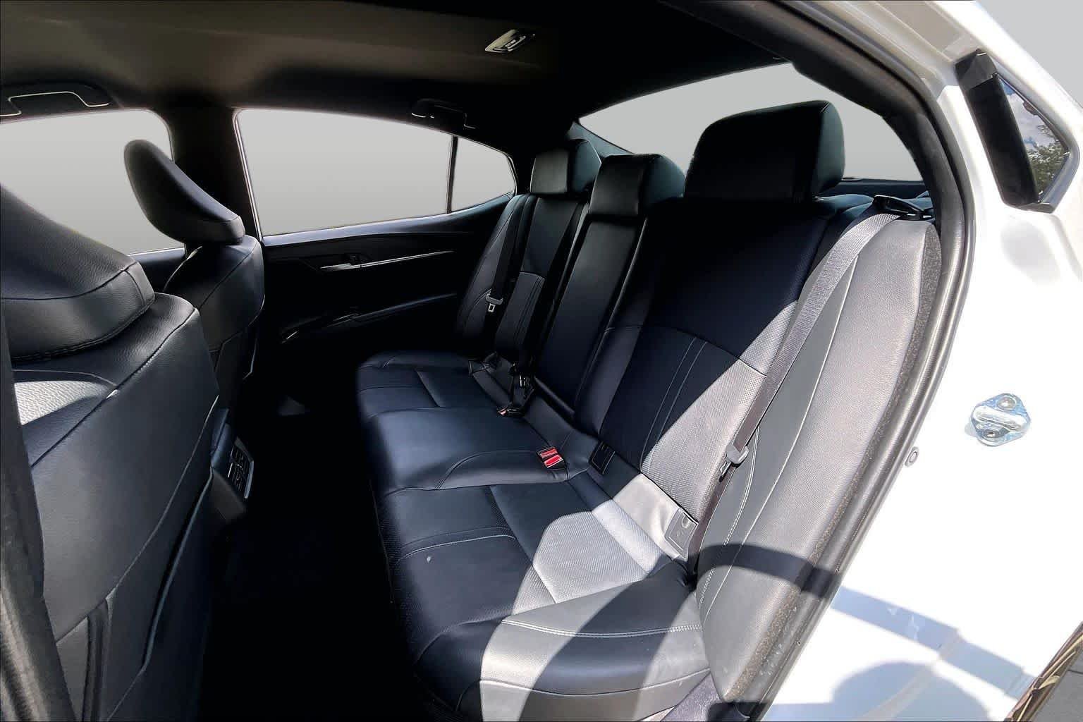 Used 2025 Wind Chill Pearl Toyota XSE image 20