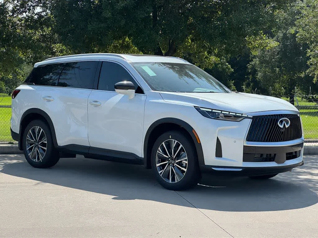New 2027 RADIANT WHITE INFINITI Luxe FWD image 2