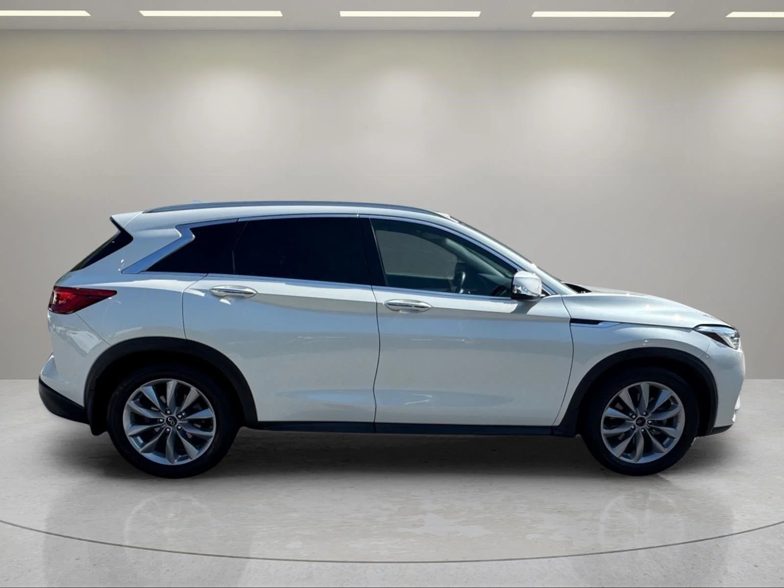 Used 2020 Majestic White INFINITI LUXE image 6