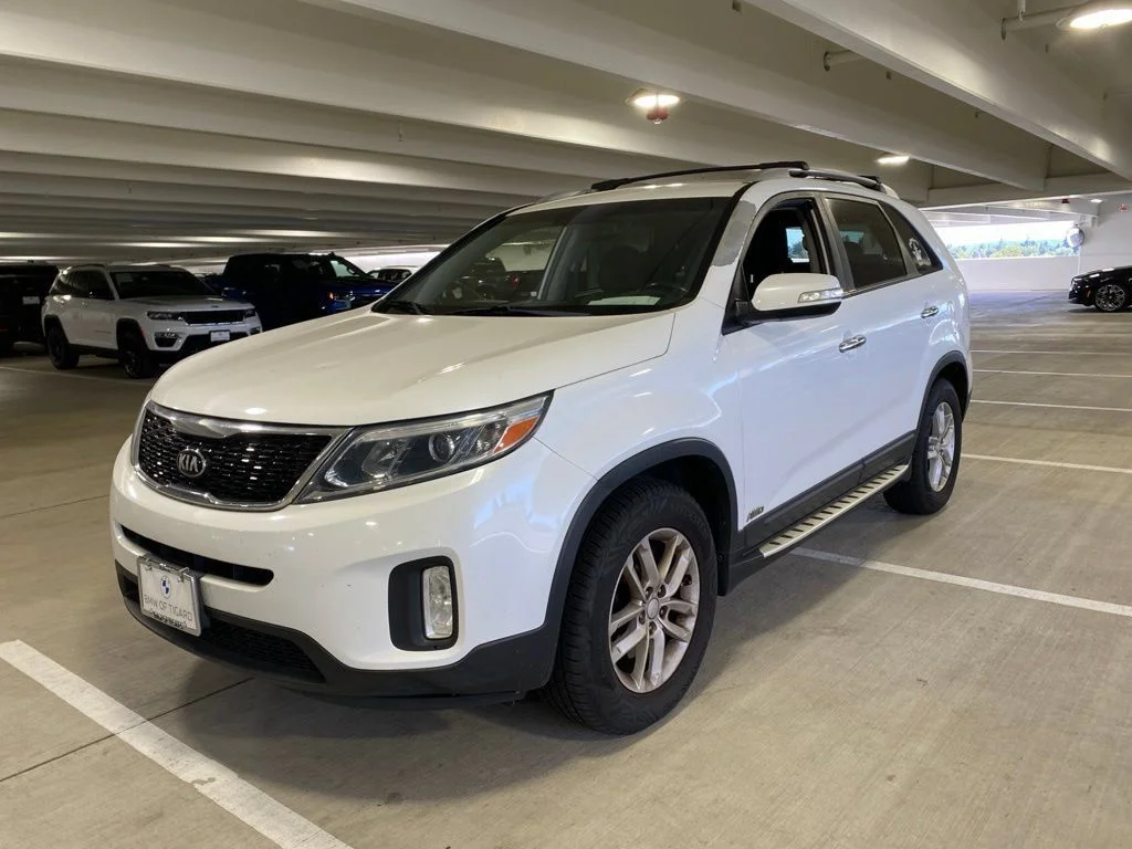 Used 2015 Snow White Pearl Kia LX image 1