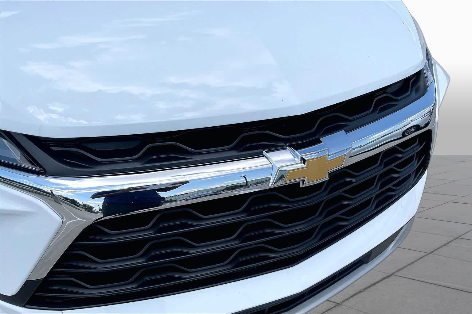 Used 2025 Summit White Chevrolet LT image 29