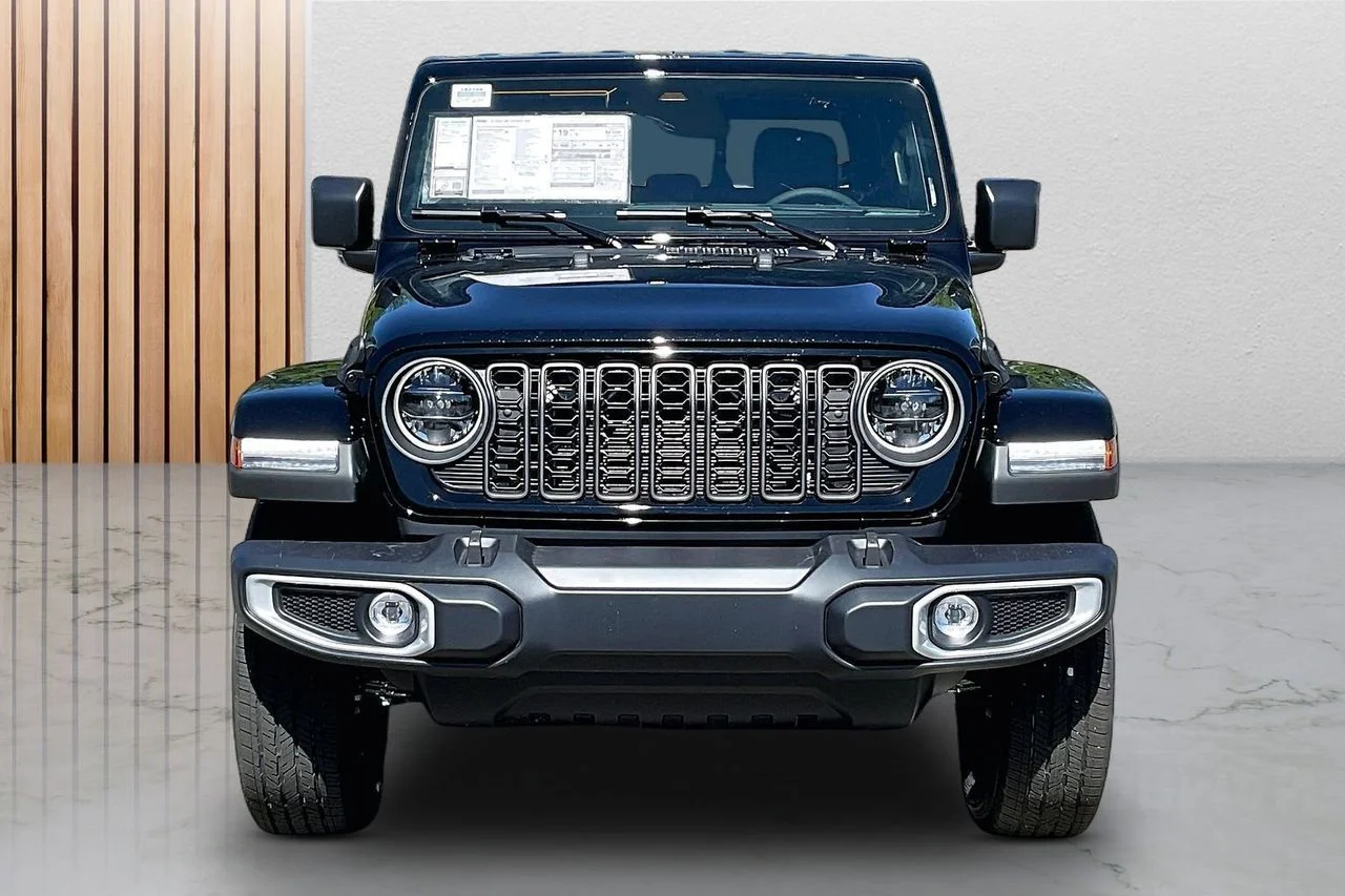 New 2026 Black Clear-Coat Exterior Paint Jeep Sahara image 3