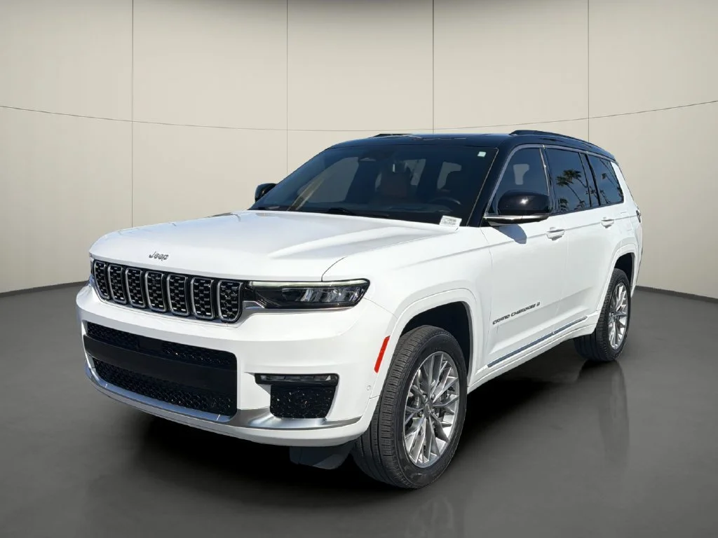 Used 2025  Jeep Summit image 3
