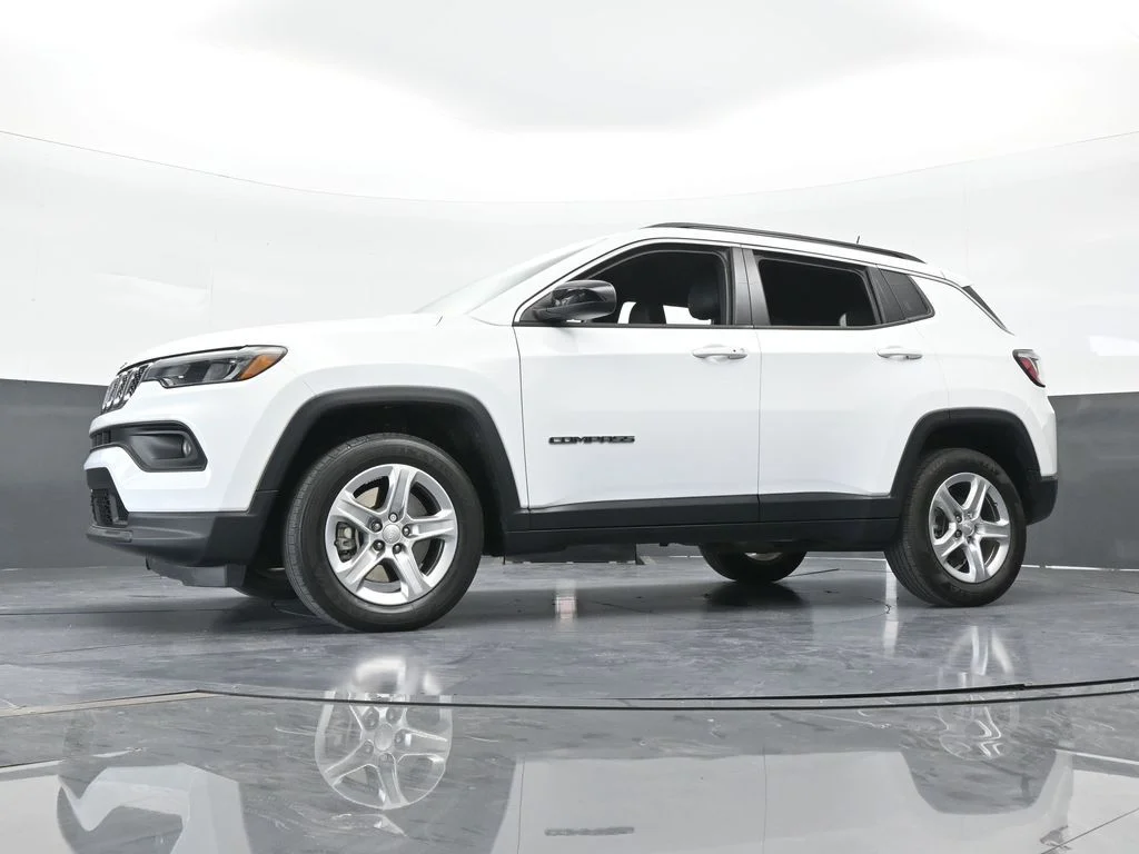 Used 2023 Bright White Clearcoat Jeep Latitude image 19