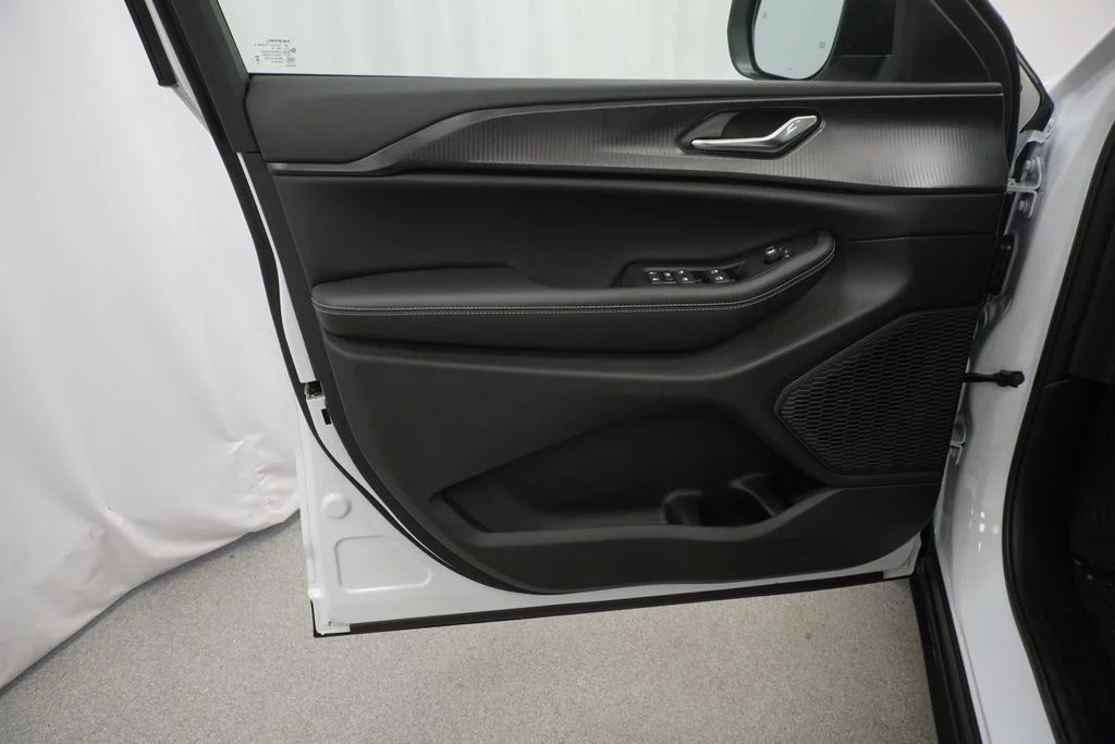 New 2026 Bright White Clear-Coat Exterior Paint Jeep Laredo image 29