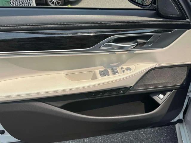 Used 2019 White BMW 750i xDrive image 23