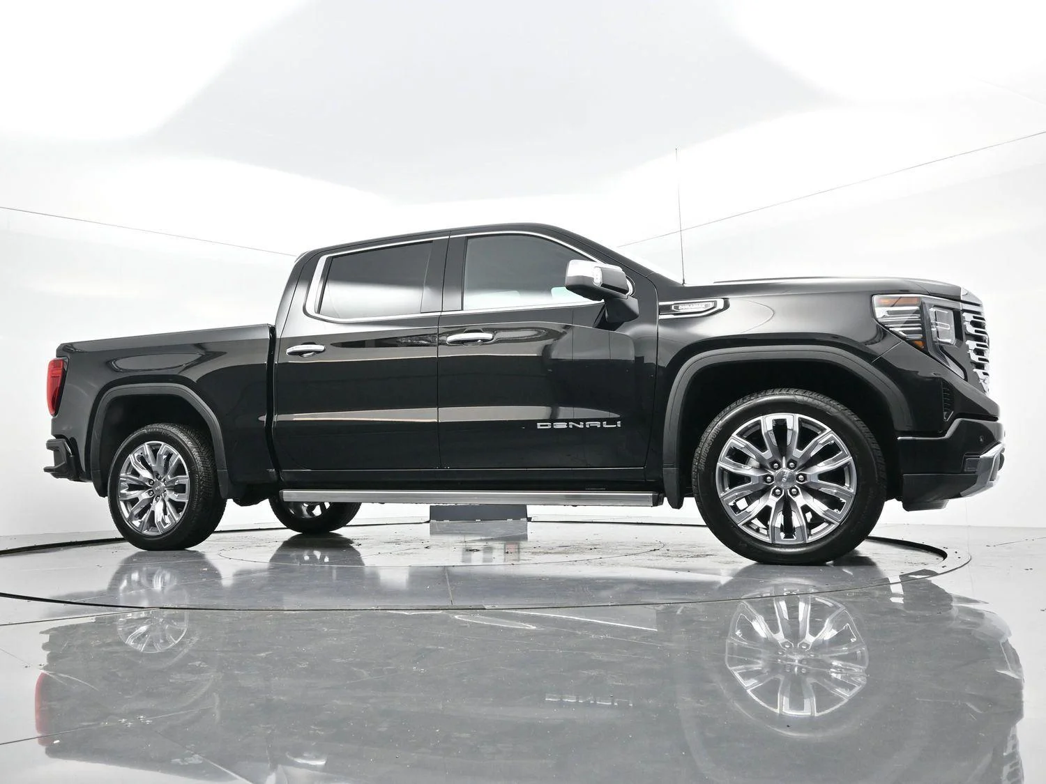 Used 2025 Onyx Black GMC Denali image 41
