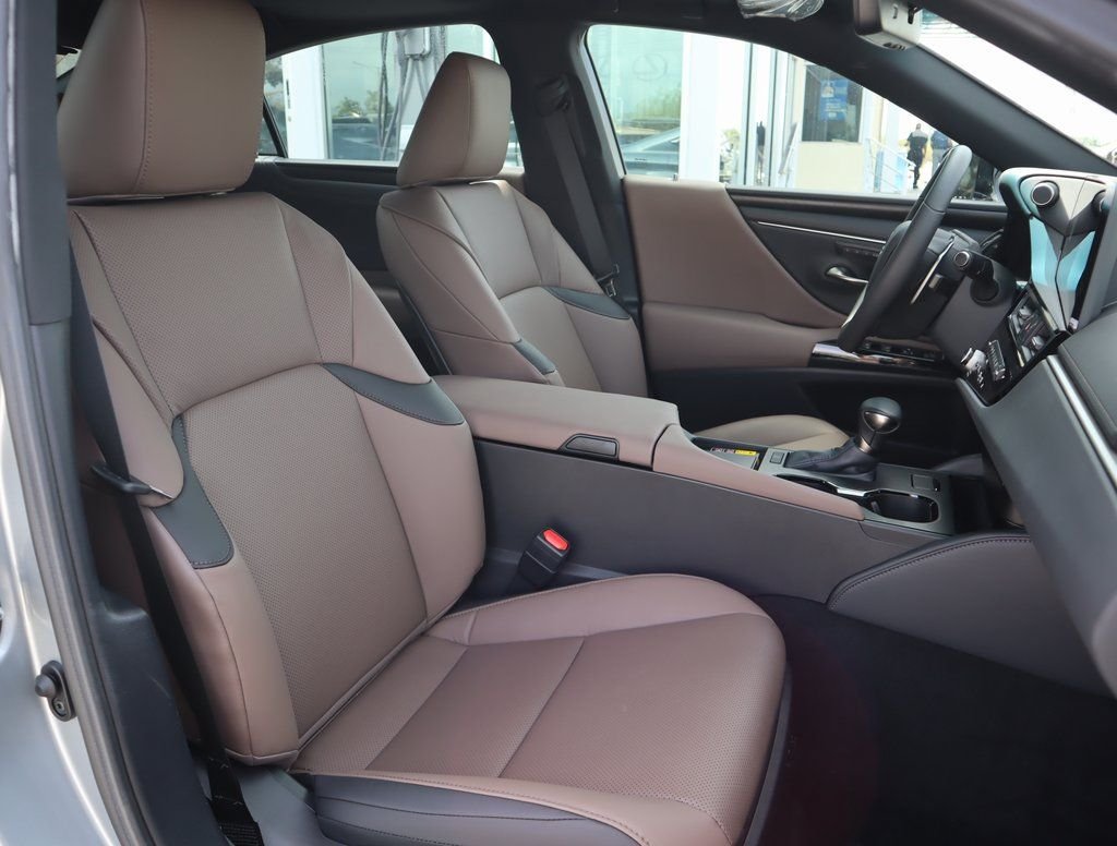 2025 Lexus ES 350 - Photo 26