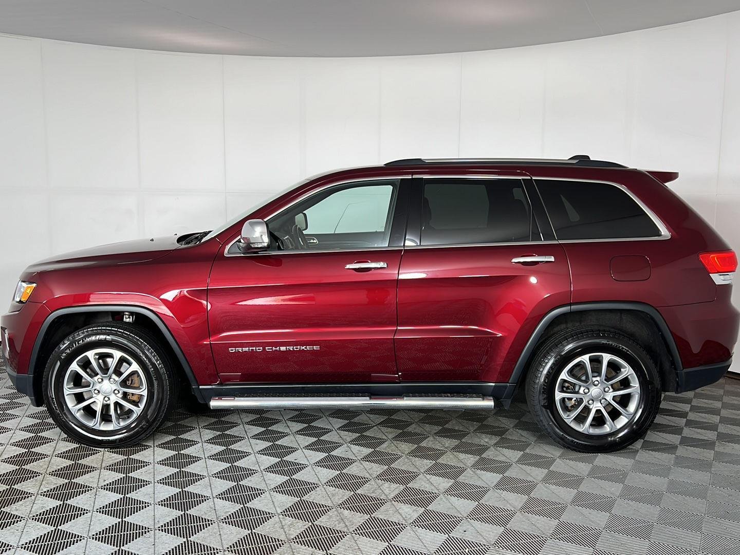 Used 2016 Velvet Red Pearlcoat Jeep Limited image 12