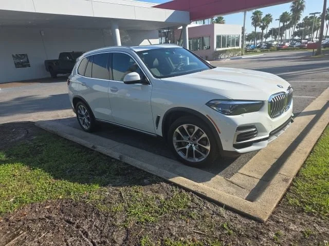Used 2022 Alpine White BMW sDrive40i image 5