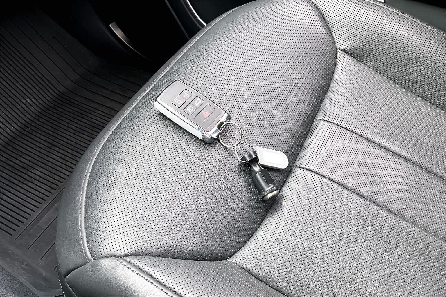 Used 2025 Charente Grey Premium Metallic Land Rover SE image 14