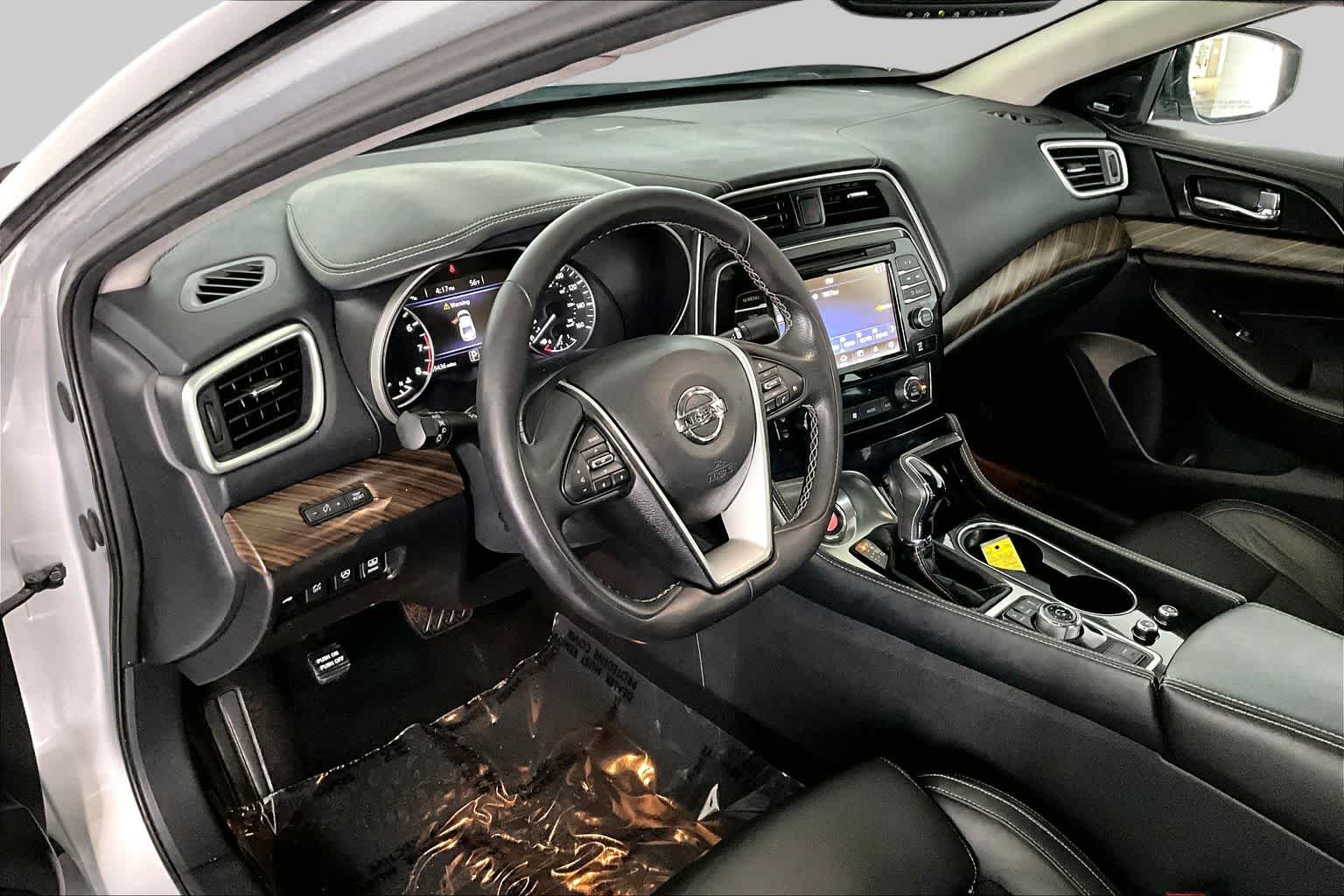 Used 2018 Brilliant Silver Nissan Platinum image 18