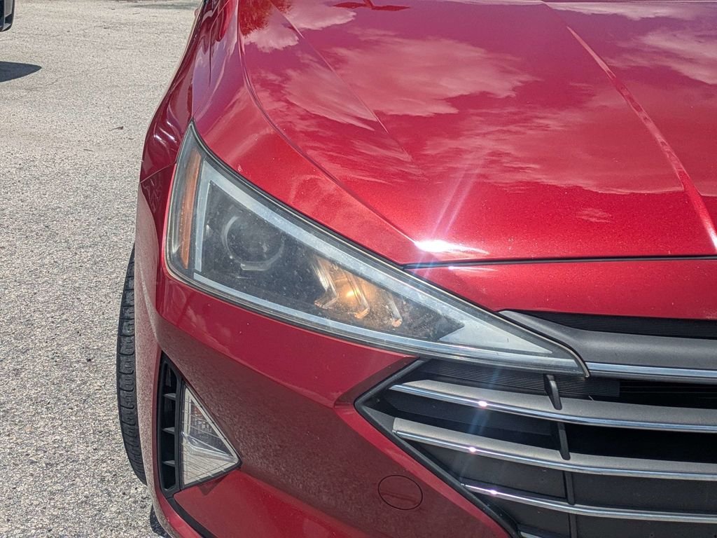 Used 2020 Red Hyundai SE image 9