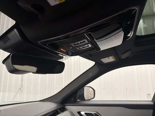 New 2026 Arroios Grey Land Rover Dynamic SE image 39