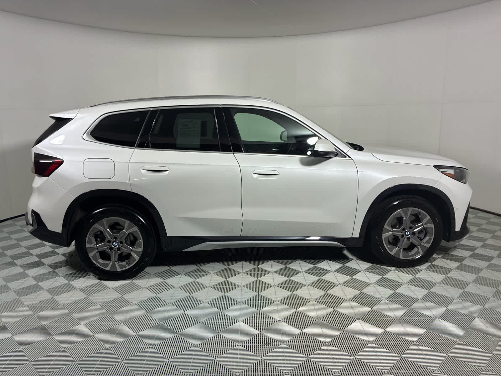 Used 2026 Mineral White Metallic BMW xDrive28i image 4