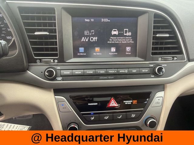 Used 2018 White Hyundai SE image 24