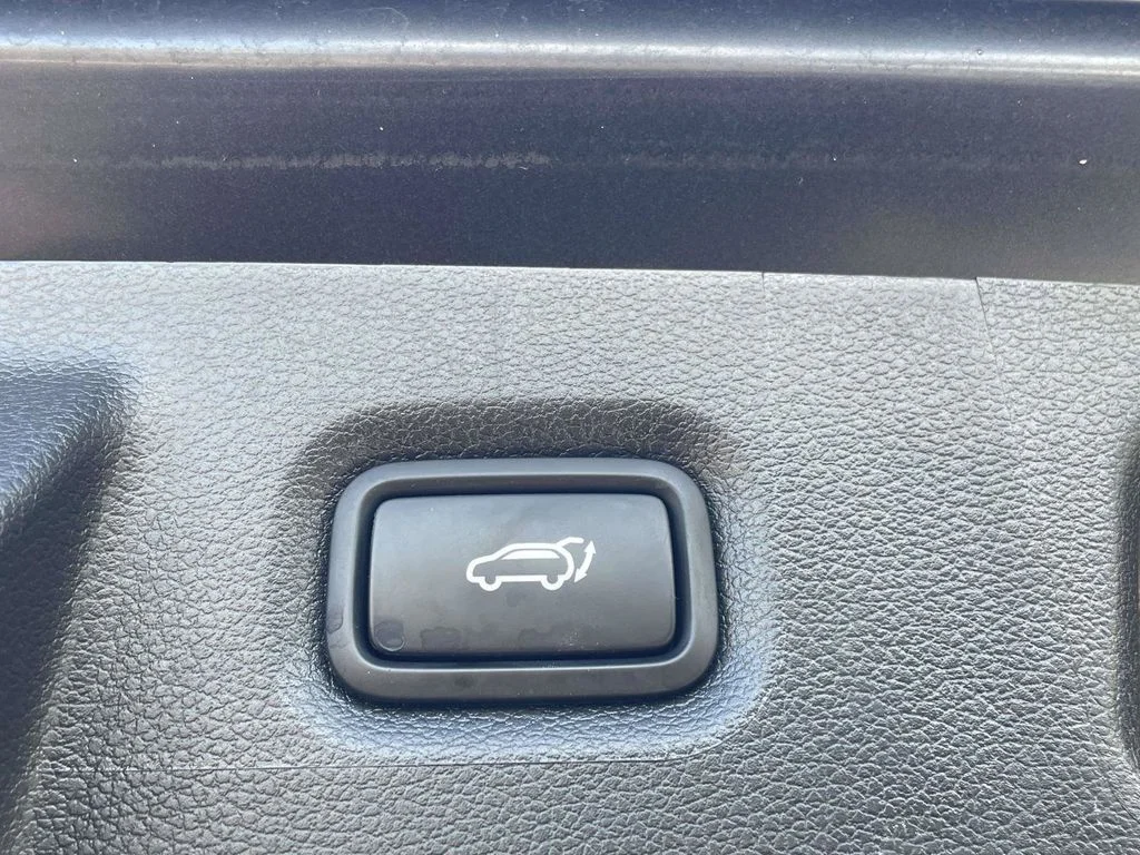 Used 2022 Black Hyundai SEL image 12