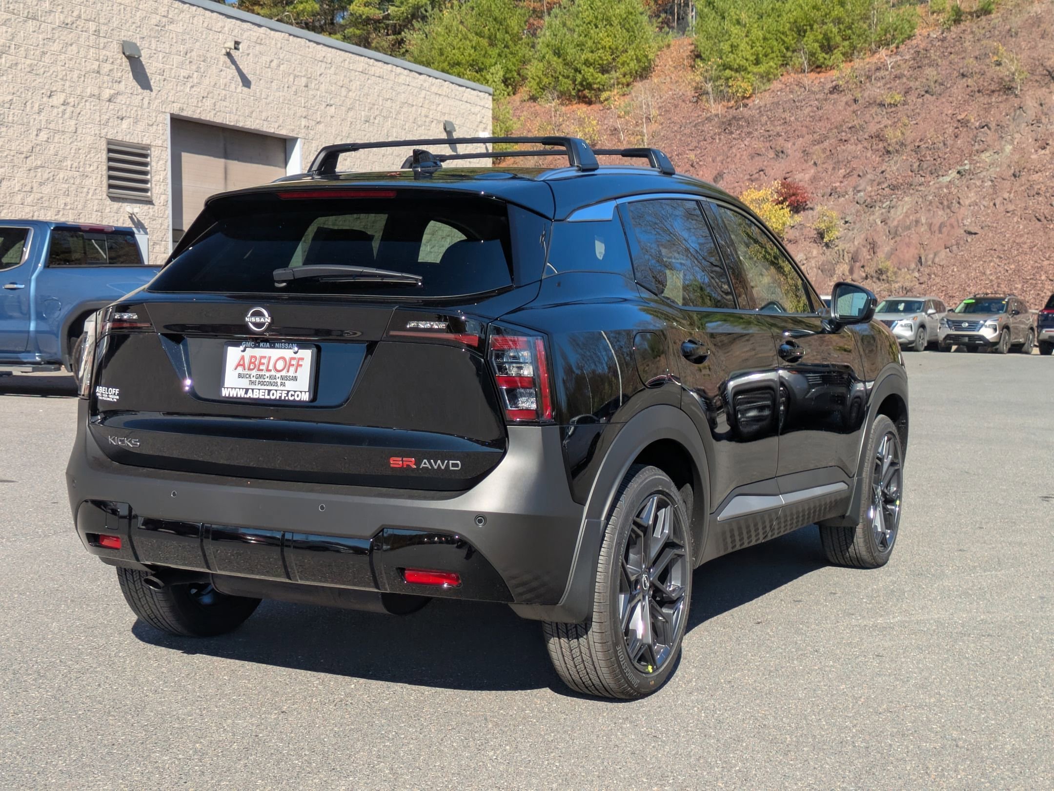 2026 Nissan Kicks SR photo 4