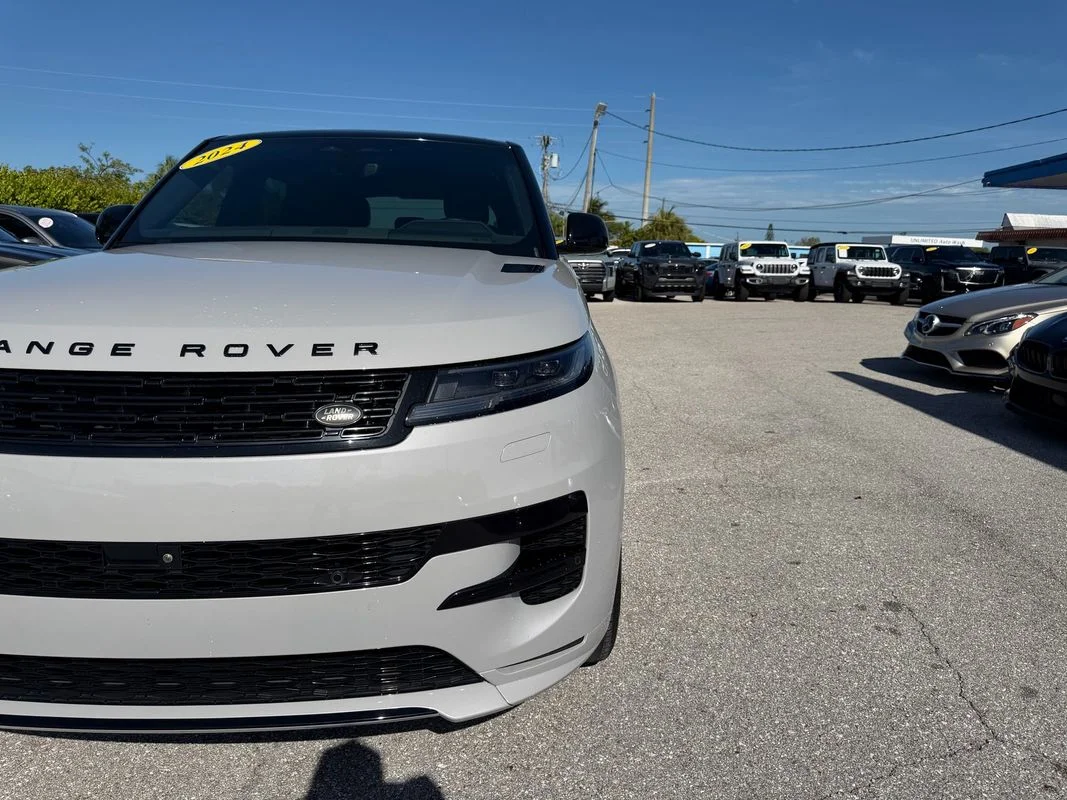 Used 2024  Land Rover Dynamic SE image 2