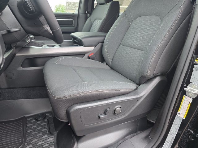 New 2026 Diamond Black Crystal Pearl-Coat Exterior Paint RAM Big Horn/Lone Star image 8