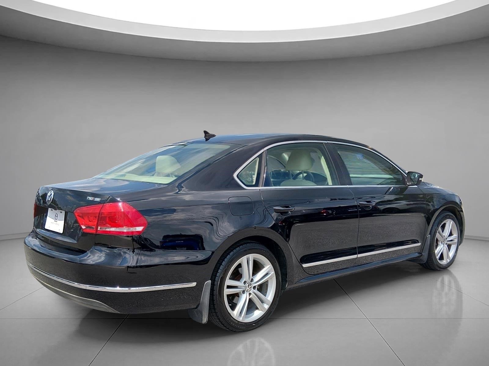 Used 2015 Black Uni Volkswagen 1.8T SE w/Sunroof & Nav image 5